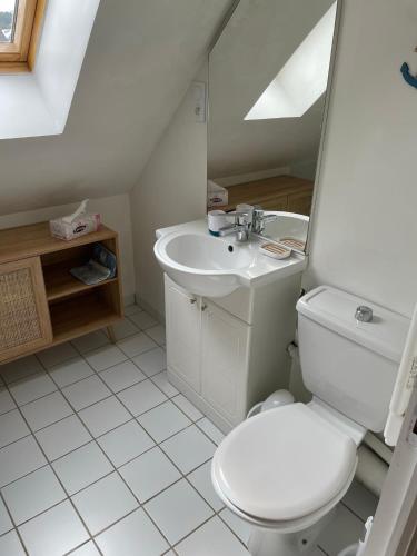 une salle de bain avec toilettes et lavabo dans l'établissement Jolie maison avec jardin, à Honfleur