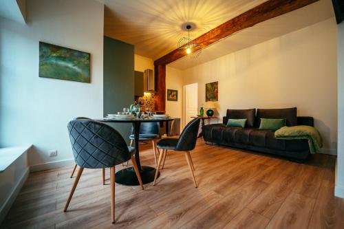 un salon avec un canapé et une table dans l'établissement 