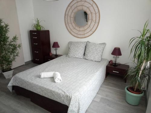 Un dormitorio con una cama con una toalla. en Charmant appartement proche du centre ville, en Caen
