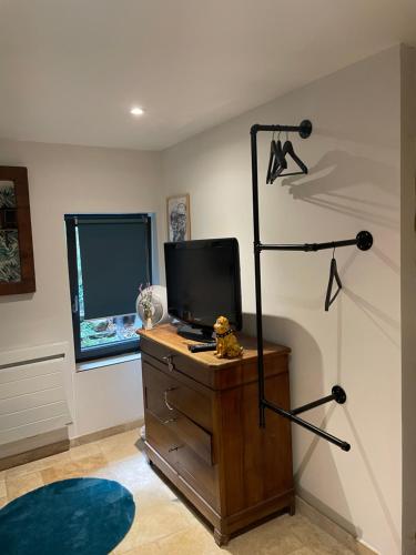 a room with a desk with a television and a microphone at La Bergerie in Saint-Vincent