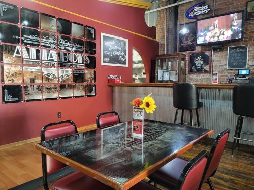 Μια τηλεόραση ή/και κέντρο ψυχαγωγίας στο The Huber The Archive Lofts