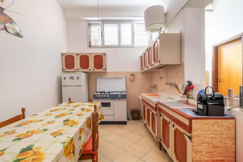 Η κουζίνα ή μικρή κουζίνα στο Appartamento lungomare Marina di Rg