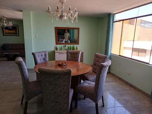 - une salle à manger avec une table et des chaises en bois dans l'établissement DEPARTAMENTO EN YANAHUARA 3er piso, à Arequipa