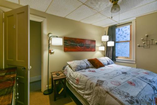 加利納的住宿－Main Street two bedroom in Galena-Great location!，一间卧室设有一张床和一个窗口