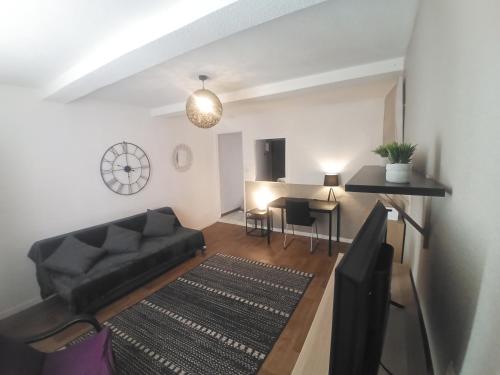 un salon avec un canapé et une table dans l'établissement Narbonne Domitia centre ville, à Narbonne