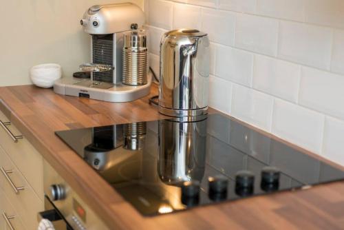 einem Mixer, der auf einer Theke in einer Küche sitzt in der Unterkunft Weaver's Cottage in Smarden