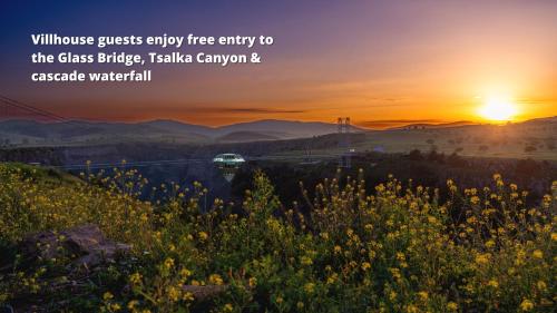 Tsalka的住宿－Kass Diamond Resort，山丘上一片满是花的日落