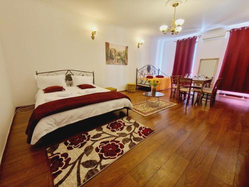 um quarto com uma cama e uma sala de jantar em 5* Royal House near Unirii Square em Cluj-Napoca