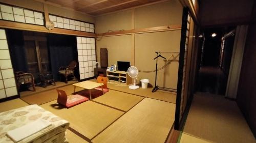 an aerial view of a room with a table and chairs at 越前ゲストハウスTAMADA in Sakai