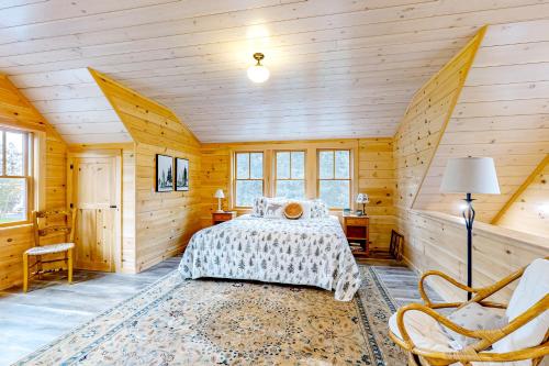 een slaapkamer met een bed in een kamer met houten wanden bij Kineo Studio in Rockwood
