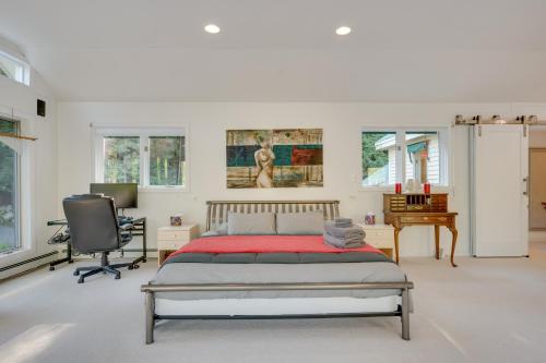 Un lugar para sentarse en Charming Thornton Escape with Sauna and Gazebo!