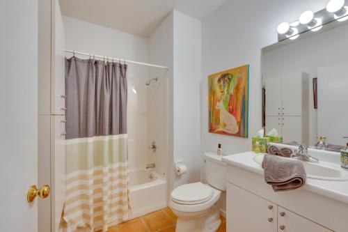 Un baño de Charming Thornton Escape with Sauna and Gazebo!