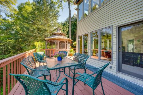 Un balcón o terraza en Charming Thornton Escape with Sauna and Gazebo!