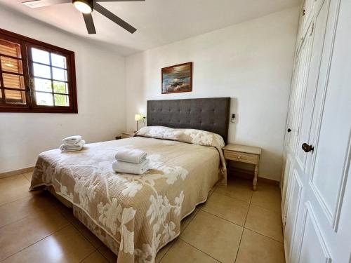 um quarto com uma cama com toalhas em The Escape, Golf del Sur em San Miguel de Abona