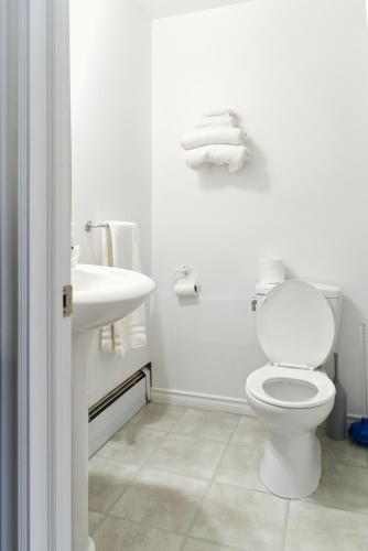 Un baño de Lakeside Inn