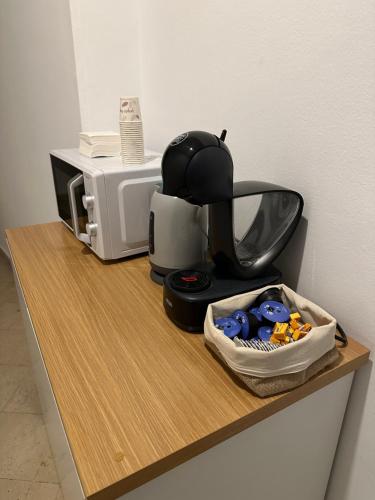 encimera con cafetera y microondas en Villa rooms, en Madrid