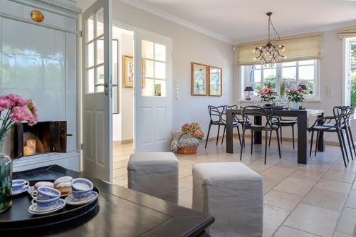 een eetkamer en een woonkamer met een tafel en stoelen bij Haus Traumzeit in Braderup