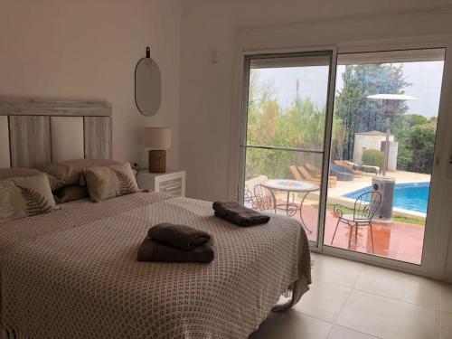- une chambre avec un lit et une vue sur la piscine dans l'établissement Marbella large rustic family villa to rent, à Estepona