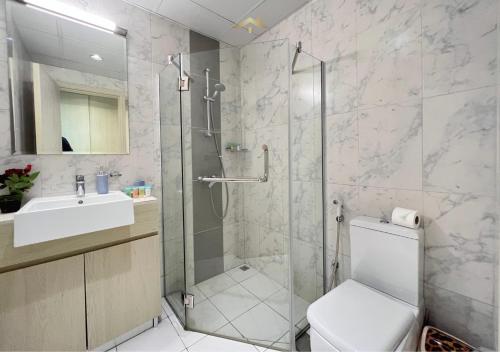 y baño con ducha, aseo y lavamanos. en Letstay - Misty Rosa 1BR Apartment in Dania 3 With Balcony, en Dubái