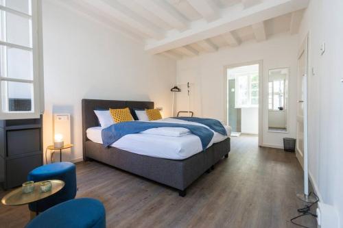 - une chambre avec un grand lit et des oreillers bleus dans l'établissement Stadthaus Monschau Aqua&Blue (14 Gäste), à Monschau