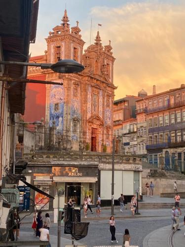 Estúdio Histórico século XIX com Varanda e Vistas para a Baixa