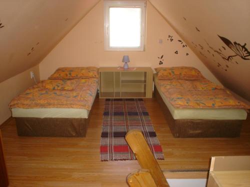 Un pat sau paturi într-o cameră la Podhajska ubytovanie - D&B Konecna