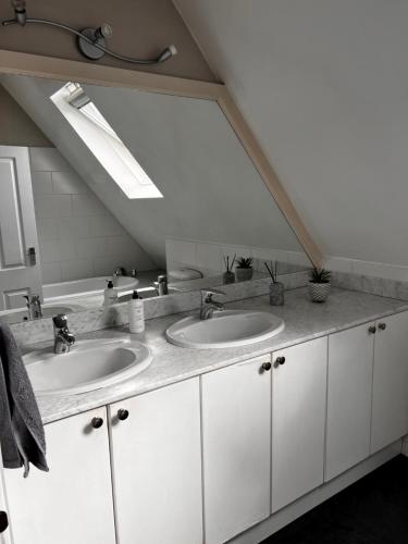 Ένα μπάνιο στο Large Family Home with great access to M2 & London
