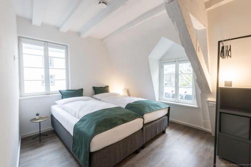 - une chambre avec un grand lit et 2 fenêtres dans l'établissement Stadthaus Monschau Garden&Green (8 Gäste), à Monschau