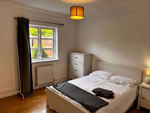 En eller flere senger på et rom på Large Family Home with great access to M2 & London