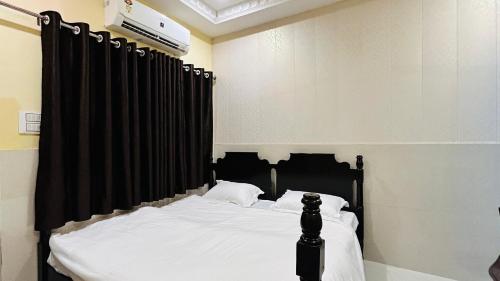 A bed or beds in a room at Bhanwar Vila by Premier Hotels