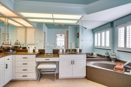 eine große Küche mit einem Waschbecken und einer Badewanne in der Unterkunft Private Pool, Dock and Gulf Access Cape Coral Home! in Cape Coral