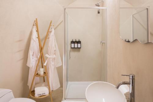 La salle de bains est pourvue d'une douche, de toilettes et d'un lavabo. dans l'établissement Alma Maya Resort, à Puerto Morelos