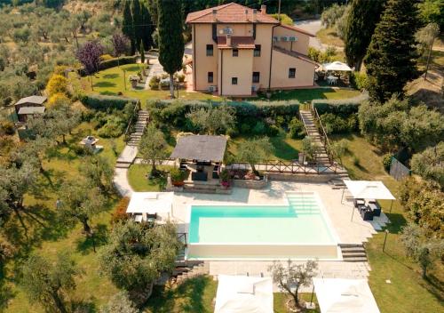- une vue aérienne sur une maison avec une piscine dans l'établissement Villa Le Ripe, à Gambassi Terme