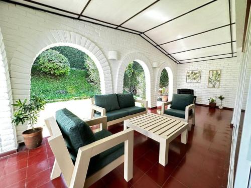 un soggiorno con divani, tavolo e sedie di Outstanding House in San Benito! a San Salvador