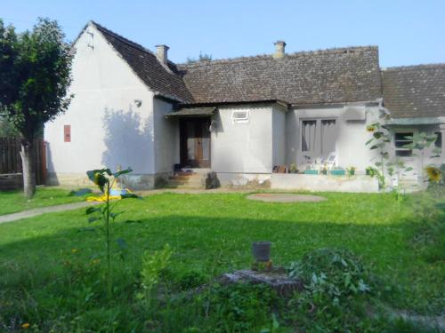 Morović的住宿－Poetsko ćoše, Nikole Tesle 86，白色的房子,带绿色草坪的院子
