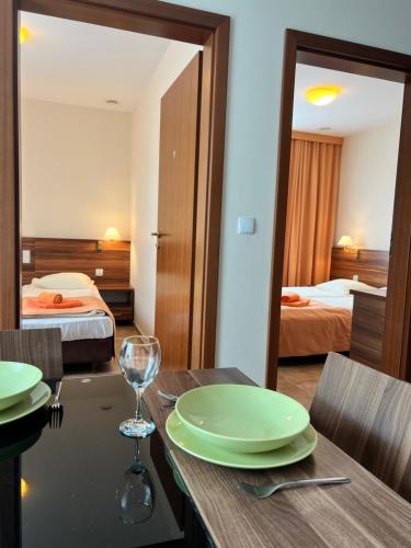 Posteľ alebo postele v izbe v ubytovaní Amelia Apartamenty - sala zabaw, 2 sypialnie, garaż podziemny