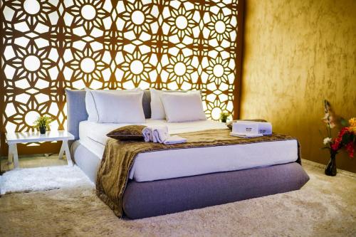 sypialnia z łóżkiem z dwoma ręcznikami w obiekcie VIP House Glavatarski Han w mieście Glavatartsi