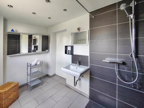 un baño con lavabo y ducha en FeWo beim Schlafhaus, en Völklingen