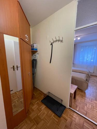 una habitación con una puerta y una habitación con cama en Gvadányi Rezidencia en Budapest