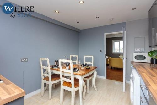 a kitchen and dining room with a table and chairs at Stylish 3 Bedroom Apartment, Edinburgh in Edinburgh