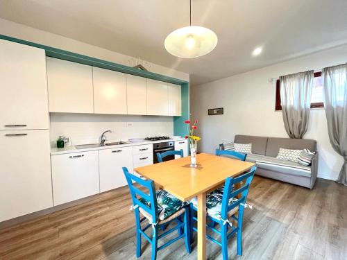 a kitchen and dining room with a table and chairs at Vittoria Apartament in Tirrenia