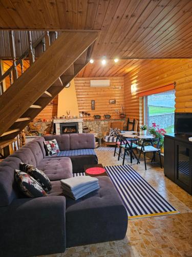 uma sala de estar com um sofá e uma mesa em Holiday house/Brīvdienu māja in Kegums em Ķegums