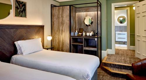 Una cama o camas en una habitación de Alderley Edge Hotel