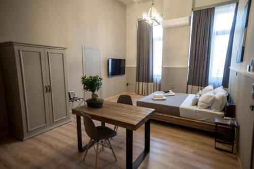 um quarto com uma cama e uma mesa num quarto em City Loft 2 (Stamatina's Luxury Apartments) em Alexandroúpolis