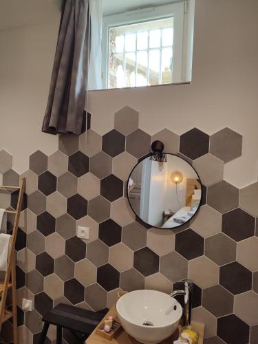 a bathroom with a mirror and a toilet at Demeure de la Garenne in Montmirail