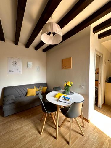 un soggiorno con tavolo e divano di Beautiful View a Bergamo
