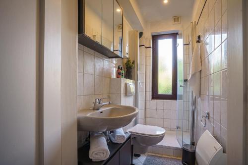 La salle de bains est pourvue d'un lavabo et de toilettes. dans l'établissement ImmoStay #1 - Helle Wohnung mit eigenem Garten, Zentral, WiFi & Free Parking, à Brême
