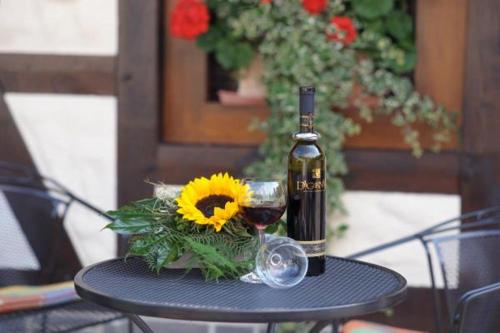 uma garrafa de vinho e um copo sobre uma mesa em Landhotel Lodge by Landhotel Krolik em Daun