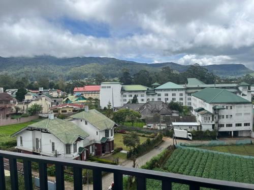 Pemandangan gunung umum atau pemandangan gunung yang diambil dari apartmen