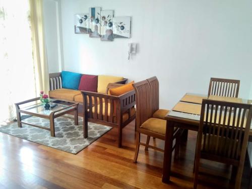 uma sala de estar com um sofá e uma mesa em Nuwara eliya Luxury Apartment em Nuwara Eliya